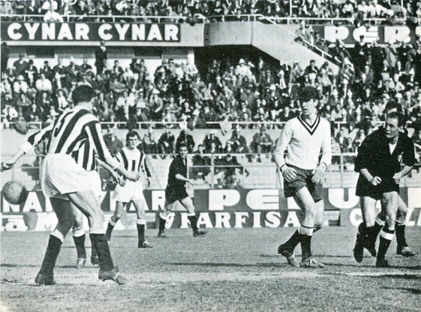 Foto em preto e branco de uma partida de futebol da Série A