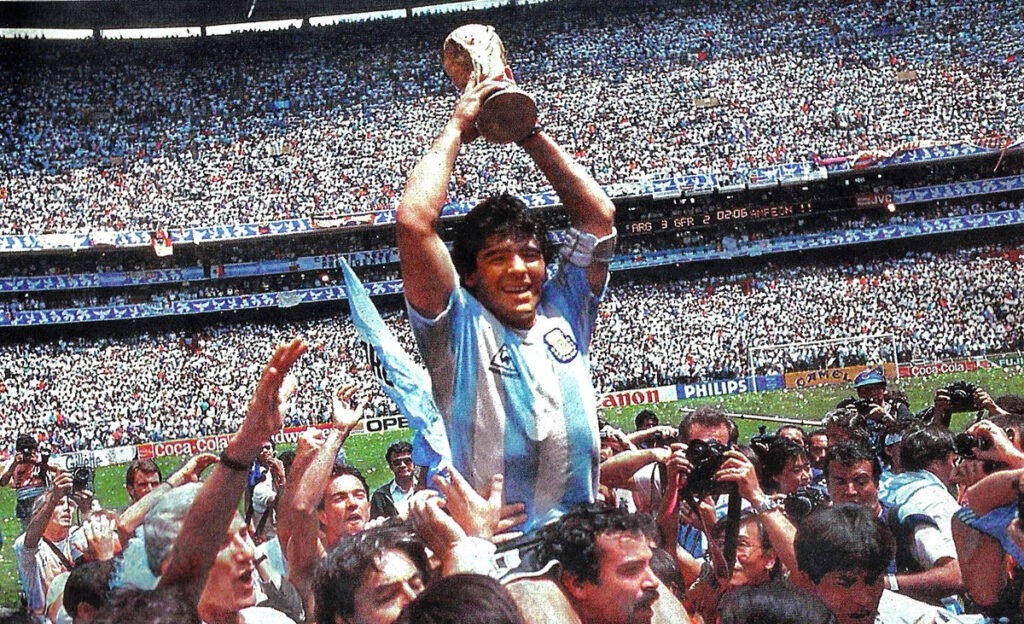 Diego Maradona segurando a Copa do Mundo da FIFA