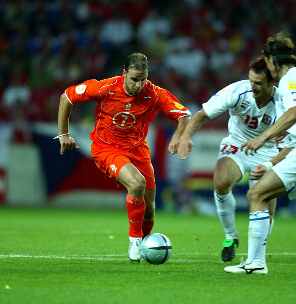 Andy van der Meyde leading the ball