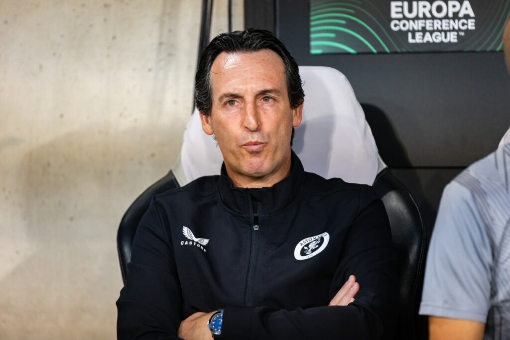 Unai Emery crossing his arms while sitting