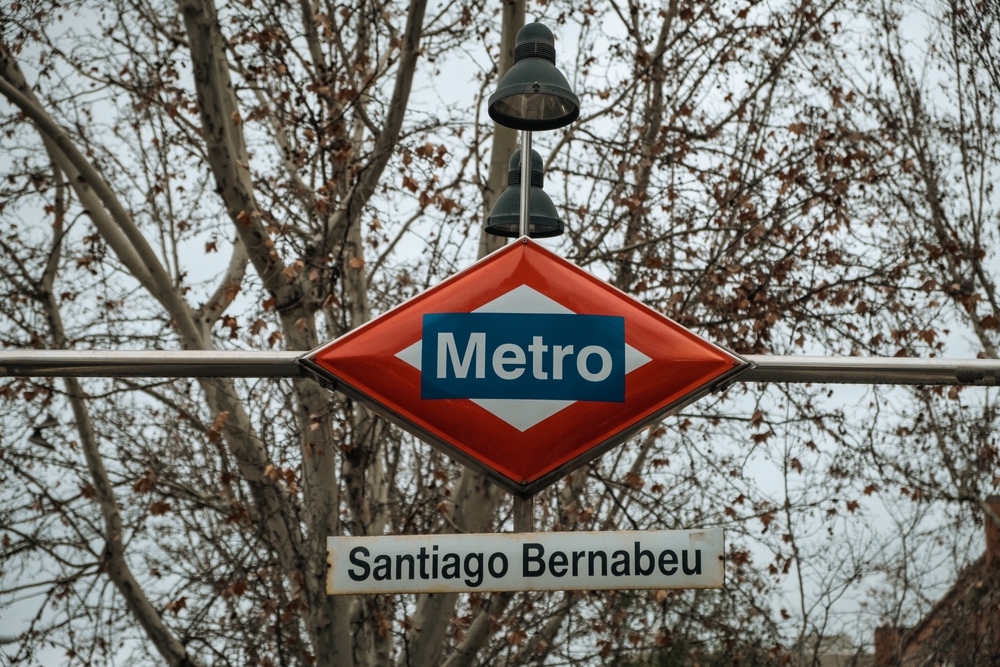 metro Santiago Bernabéu sign