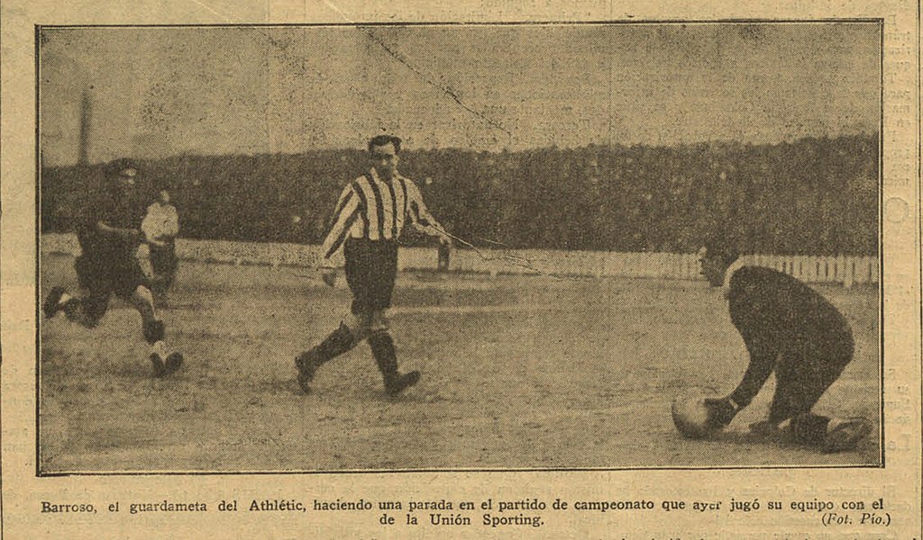  La Nación, Barroso, Athletic's goalkeeper, making a save in yesterday's championship match between his team and Union Sporting, Pio.