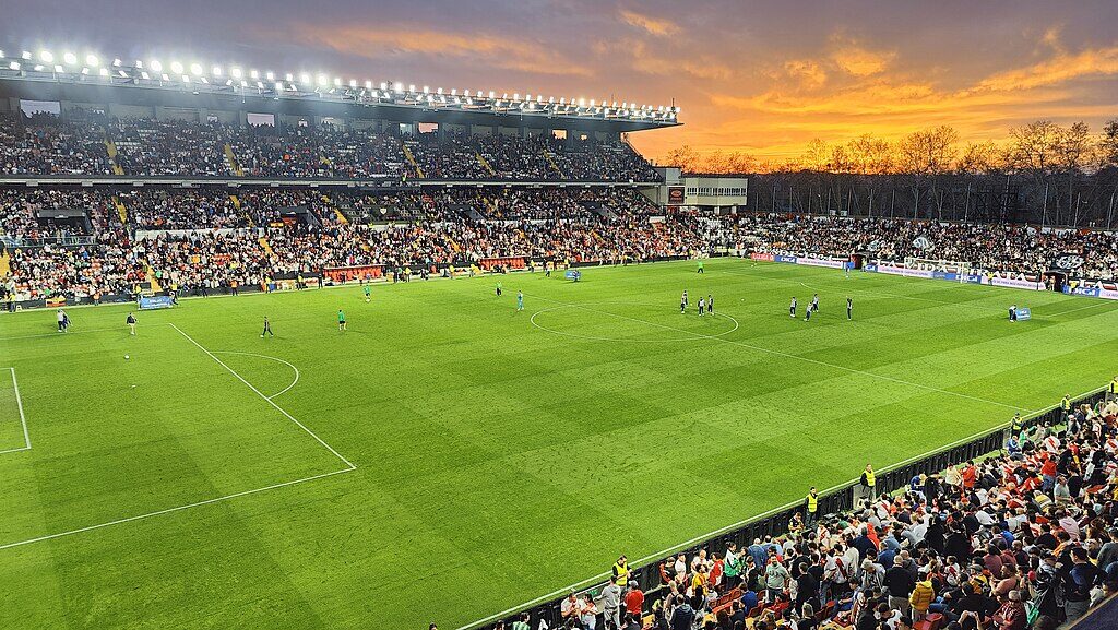 Vallecas soccer field during halftime of the Rayo Vallecano-Real Betis league match.