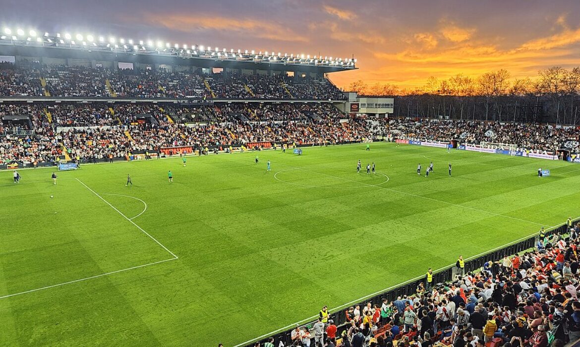 Vallecas soccer field during halftime of the Rayo Vallecano-Real Betis league match.