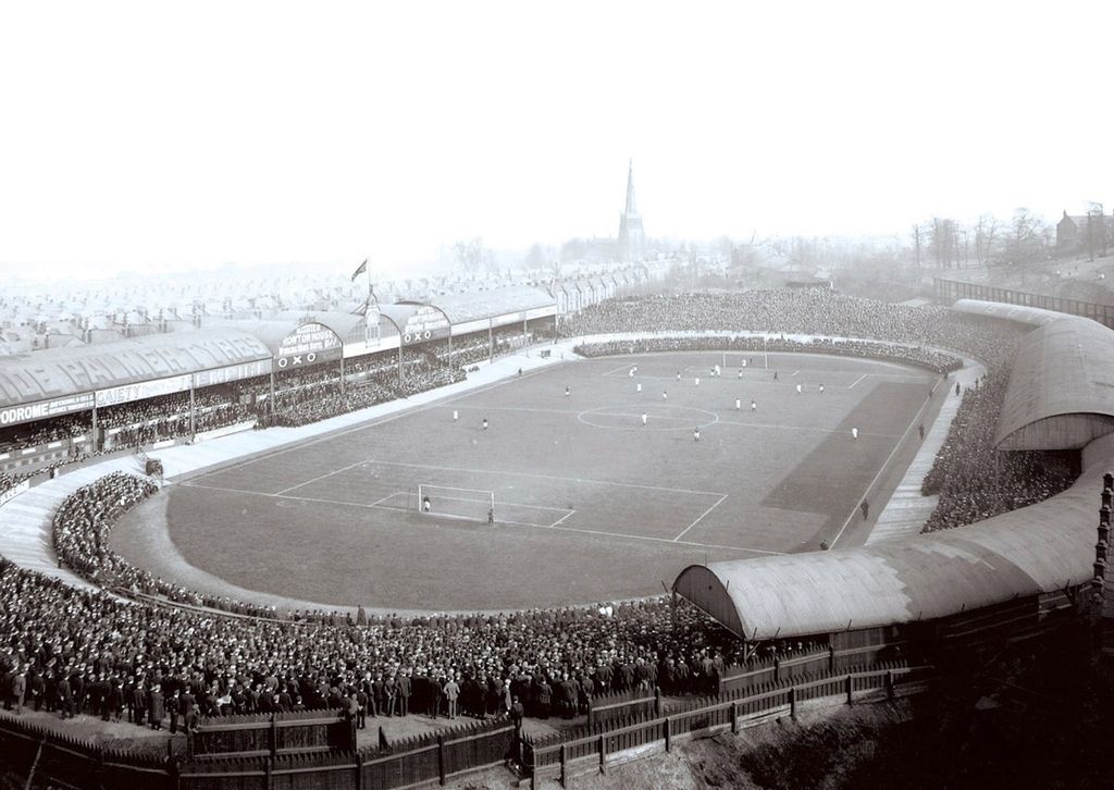 Photo of Villa Park during a match against Liverpool in 1907