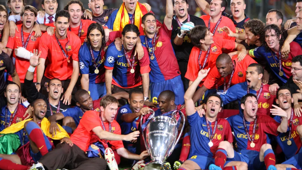 2008/09 FC Barcelona with the UEFA Champions League trophy
