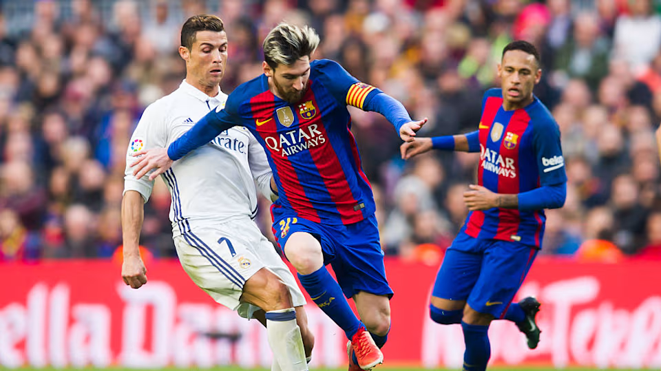 Messi dribbling Cristiano Ronaldo