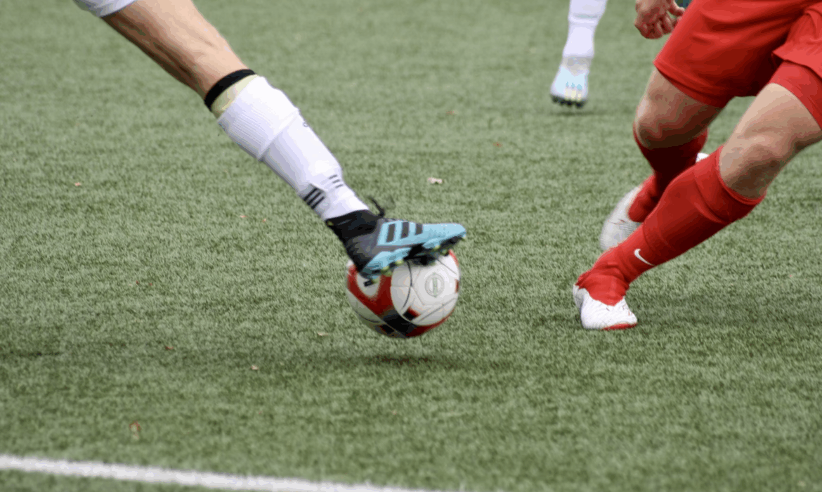players fighting for the ball