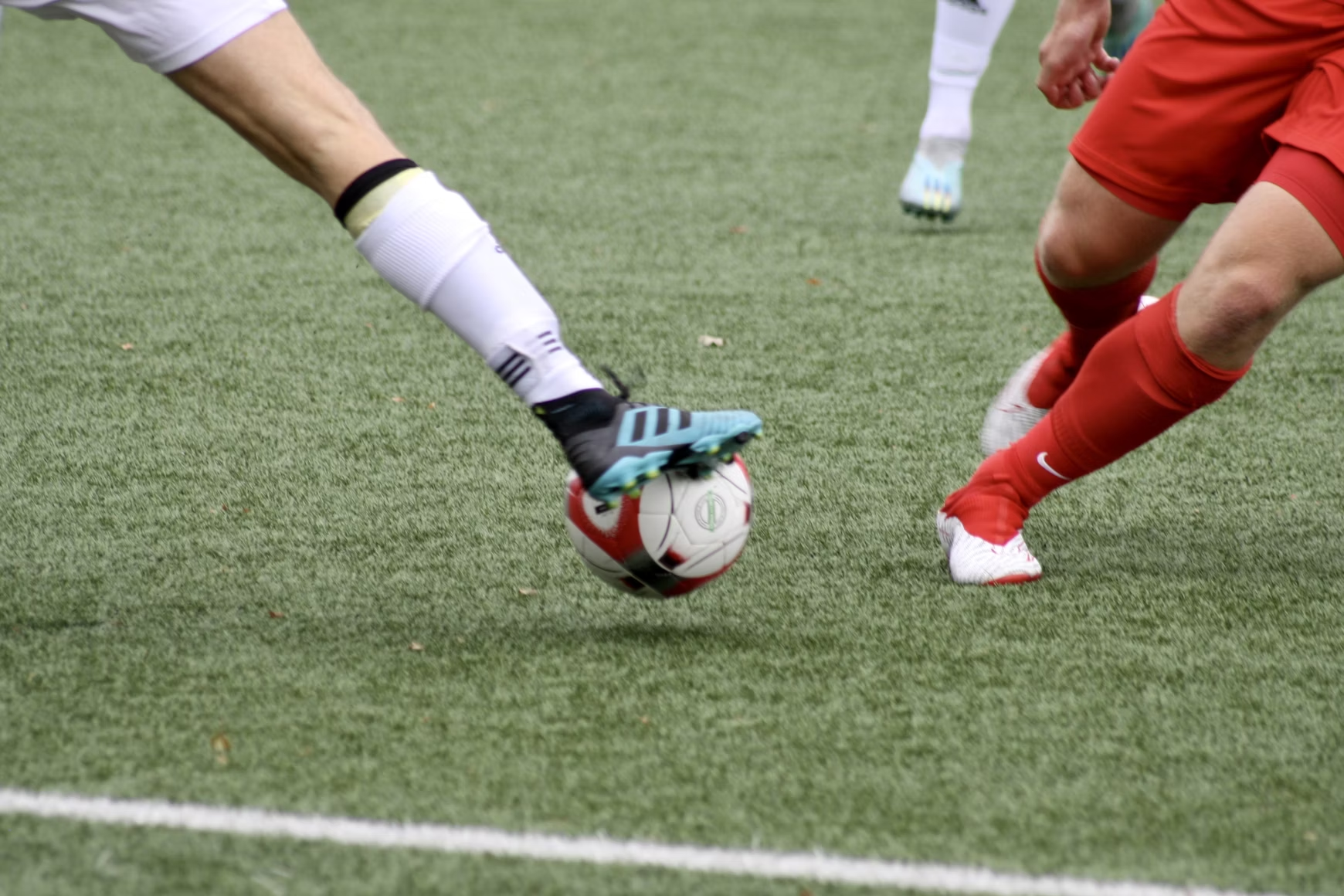 players fighting for the ball