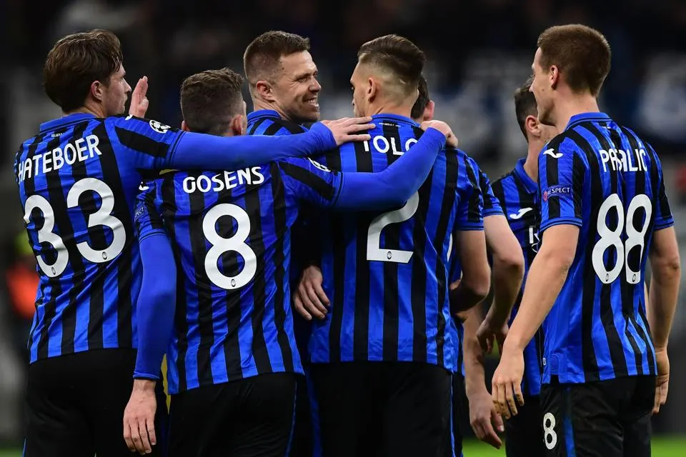 picture of the Atalanta Bergamo team entering a football game