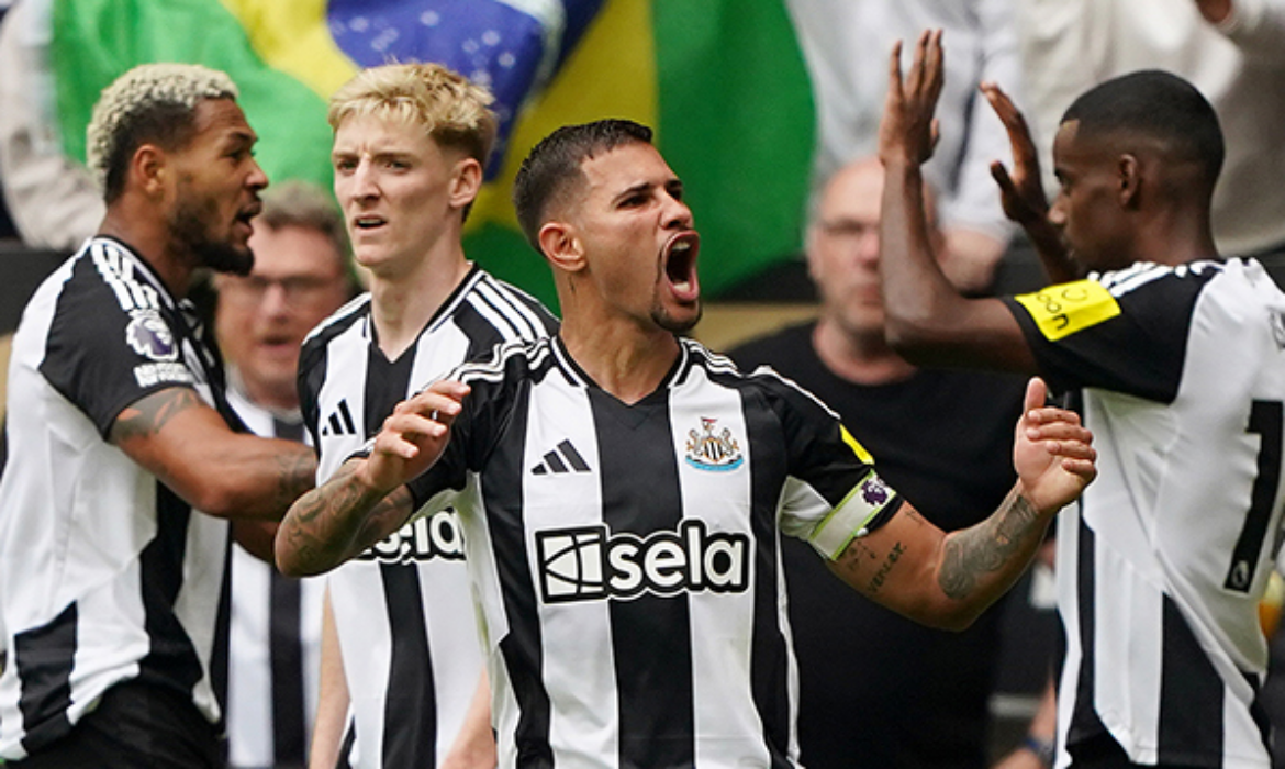 Newcastle United team celebrating a goal