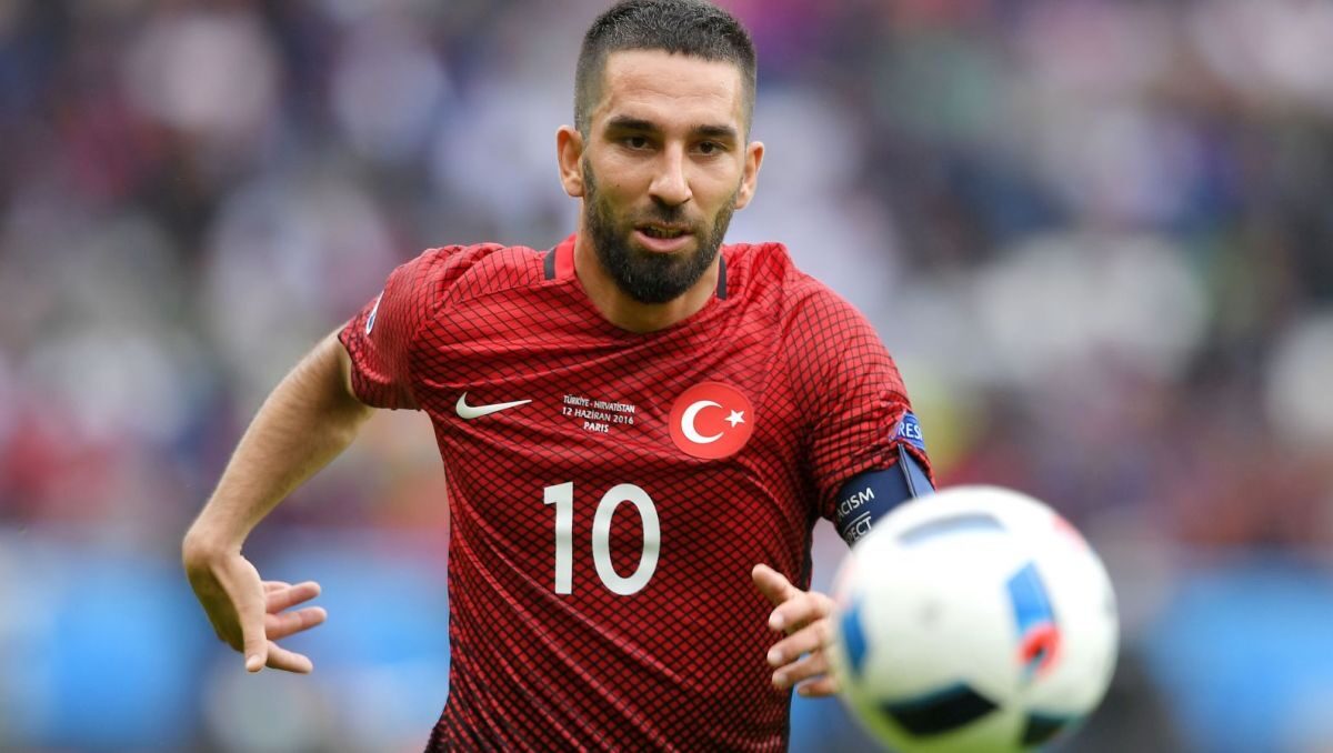 Arda Turan running after the ball