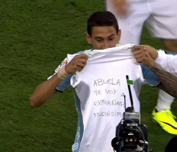 Di Maria holding a T-shirt with message to his grandmother