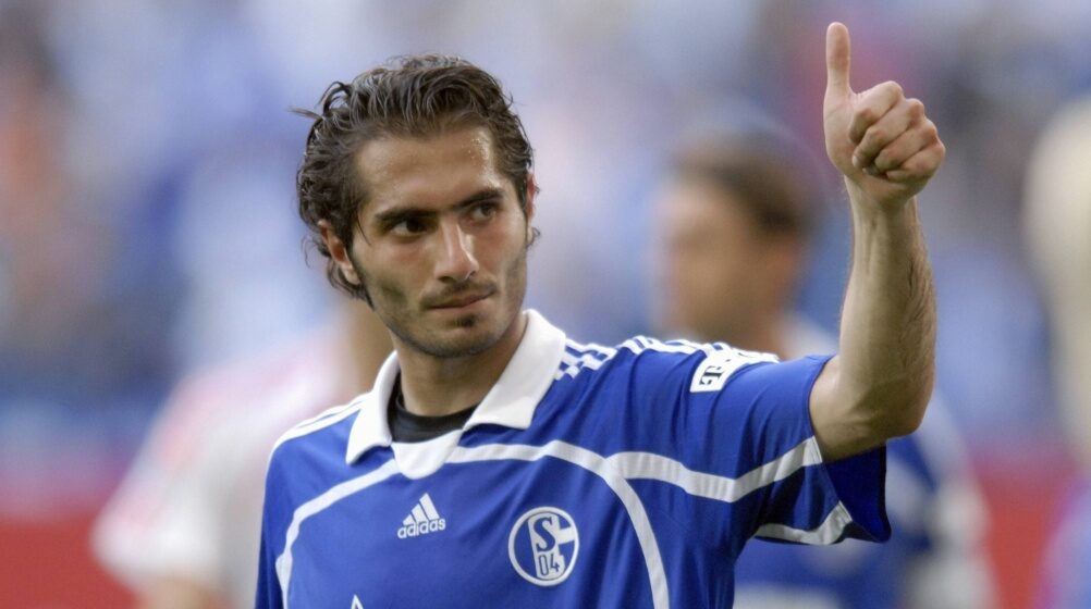 Hamit Altıntop giving thumbs up