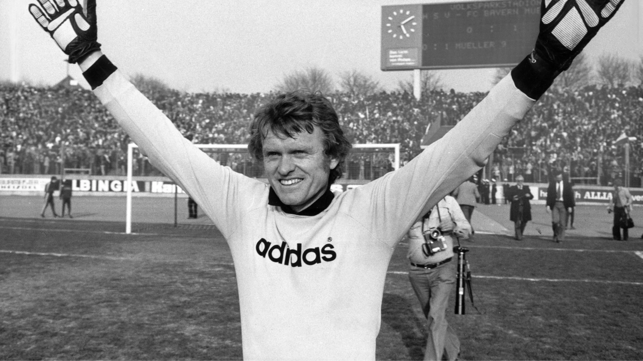 Sepp Maier happy, with hands high in the air