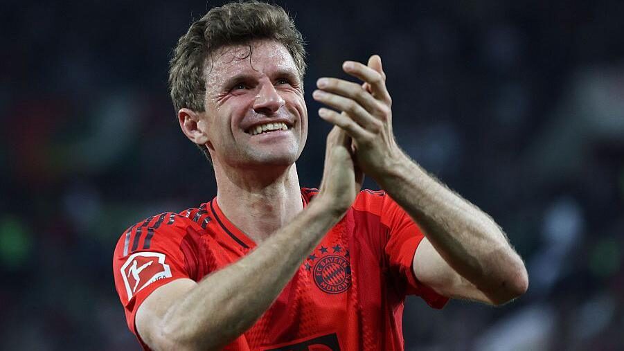 Thomas Muller clapping his hands