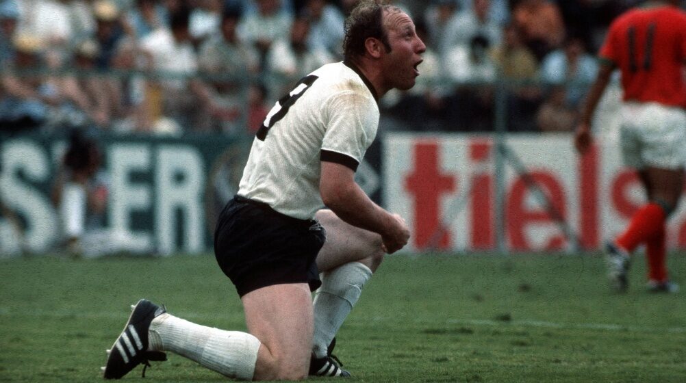 Uwe Seeler kneeling and yelling